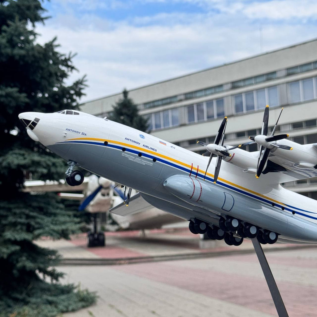 Antonov An-22 Antei COCK UR-09307 Antonov Airlines 1:100 Scale Model.