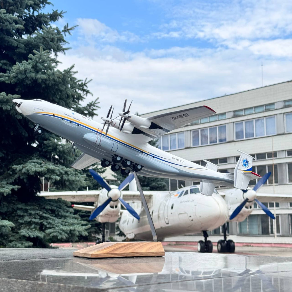 Antonov An-22 Antei COCK UR-09307 Antonov Airlines 1:100 Scale Model.