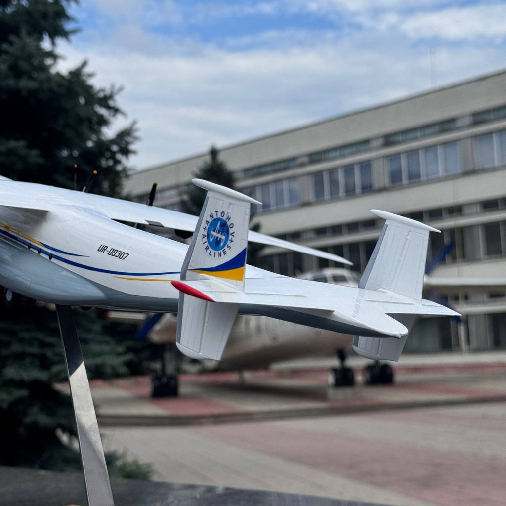 Antonov An-22 Antei COCK UR-09307 Antonov Airlines 1:100 Scale Model.