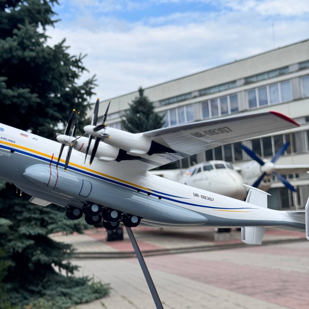 Antonov An-22 Antei COCK UR-09307 Antonov Airlines 1:100 Scale Model.