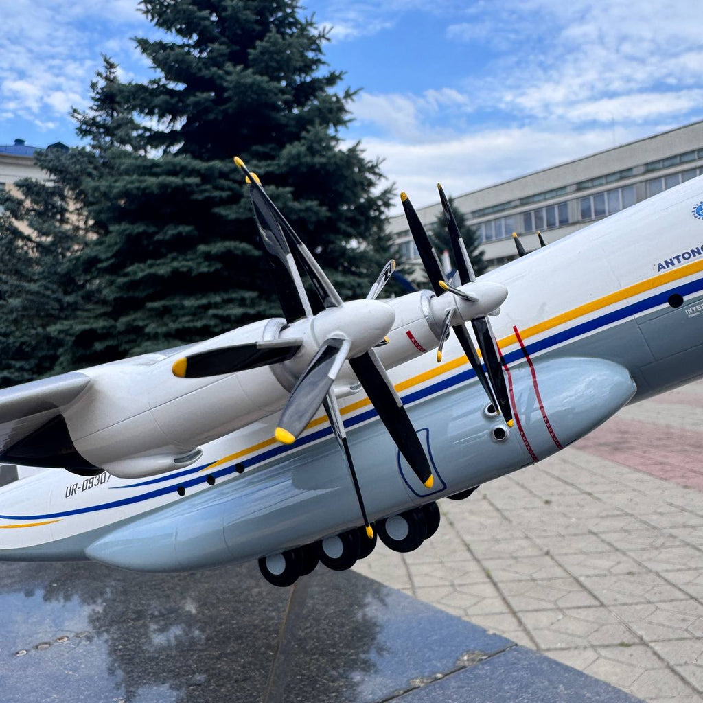 Antonov An-22 Antei COCK UR-09307 Antonov Airlines 1:100 Scale Model.