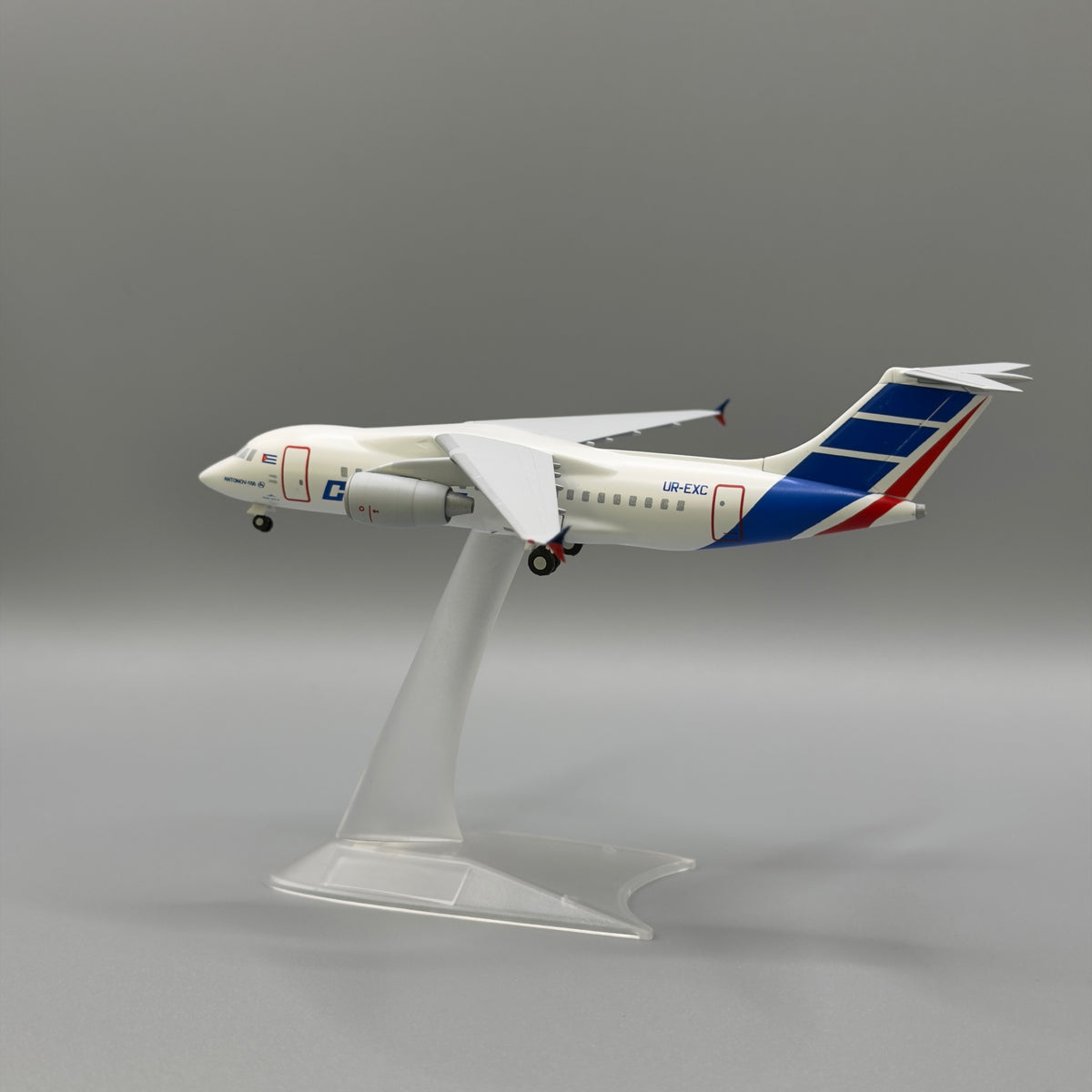 Antonov An-158 Cubana de Aviación CU-T1712 / CU-T1714 / CU-T1715 / CU-T1716 / UR-EXC 1:200 Scale Model