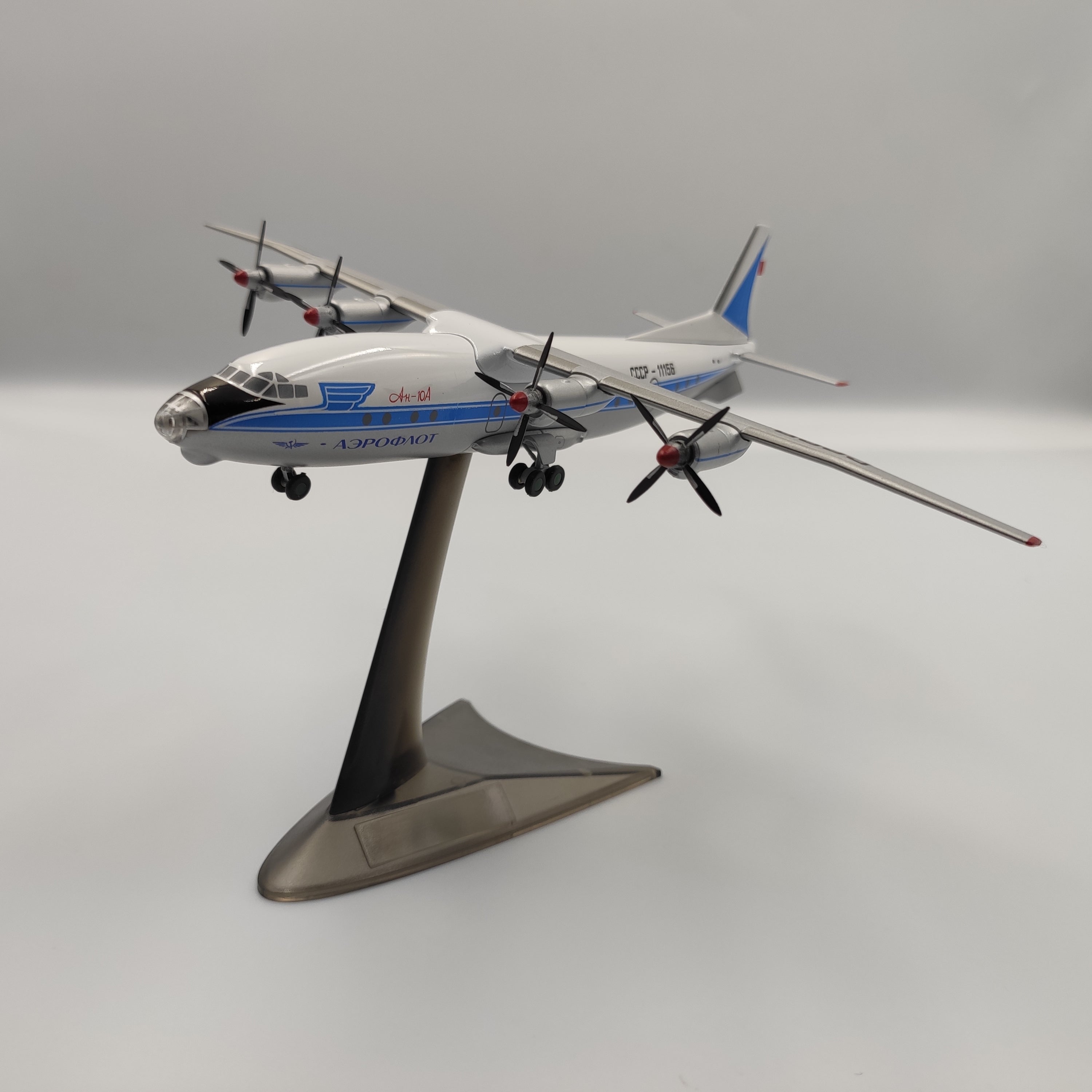 Antonov An-10 Aeroflot USSR Blue Livery 1:200 Scale Model by KUM