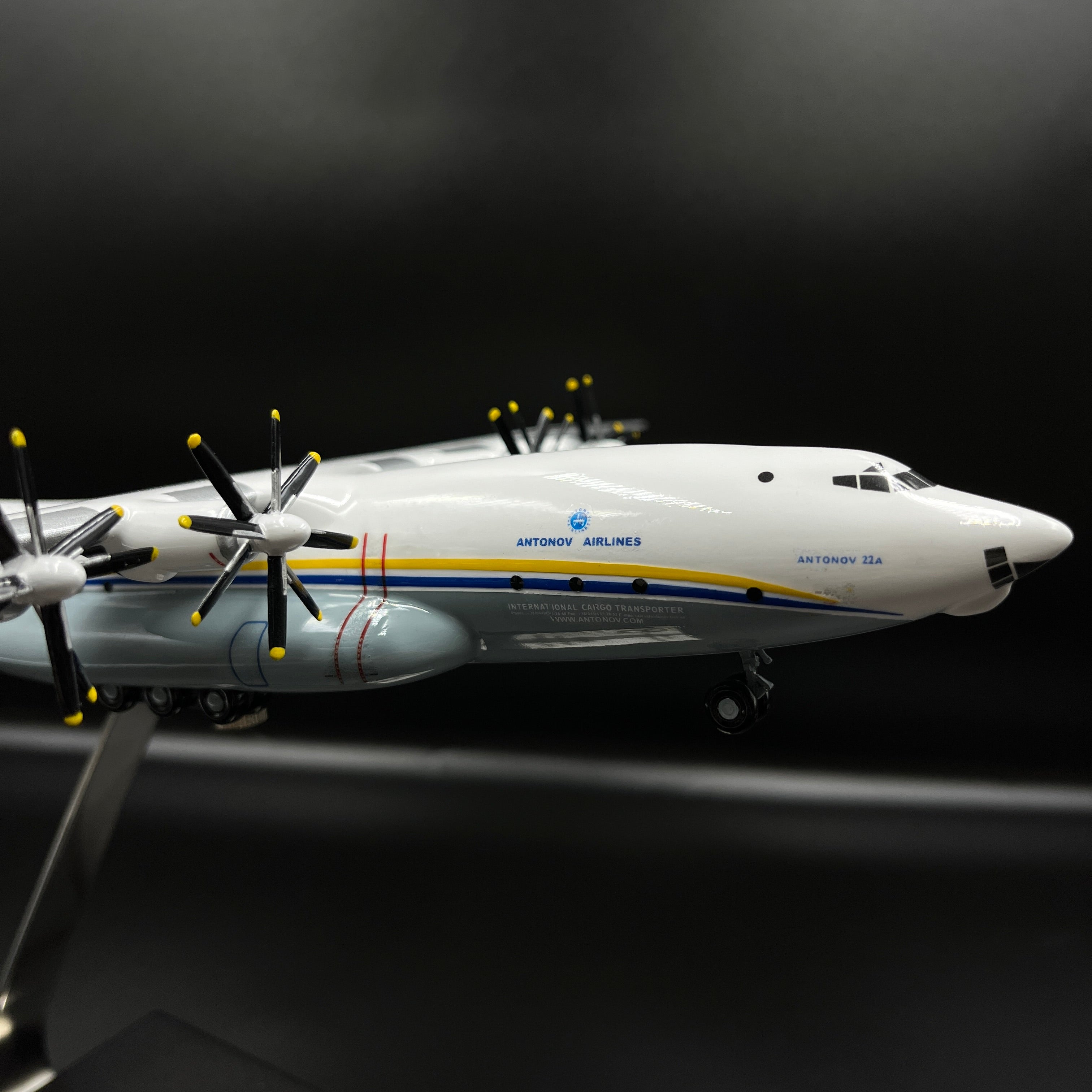 Antonov An-22 Antei COCK UR-09307 Antonov Airlines 1:200 Scale Model.