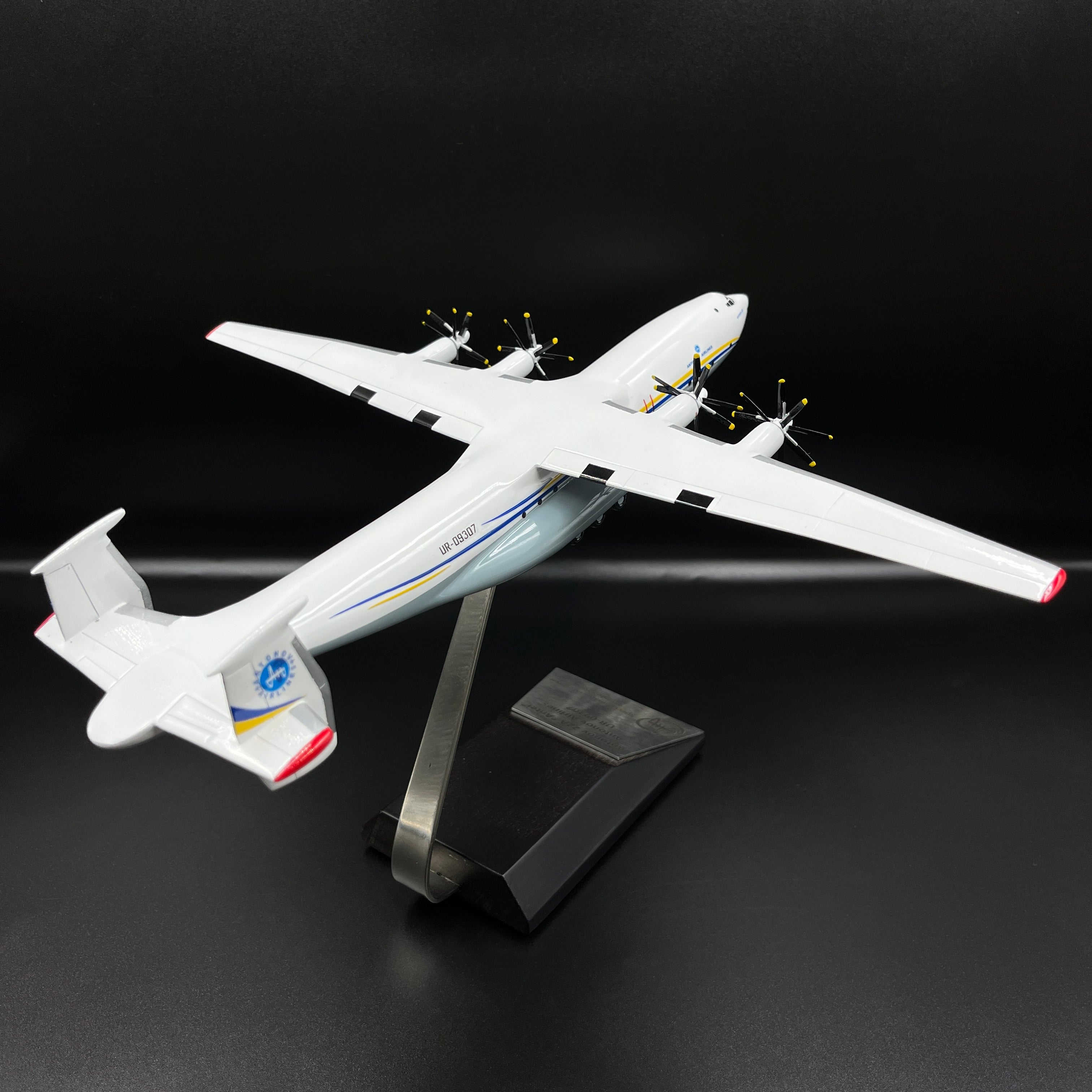 Antonov An-22 Antei COCK UR-09307 Antonov Airlines 1:200 Scale Model.