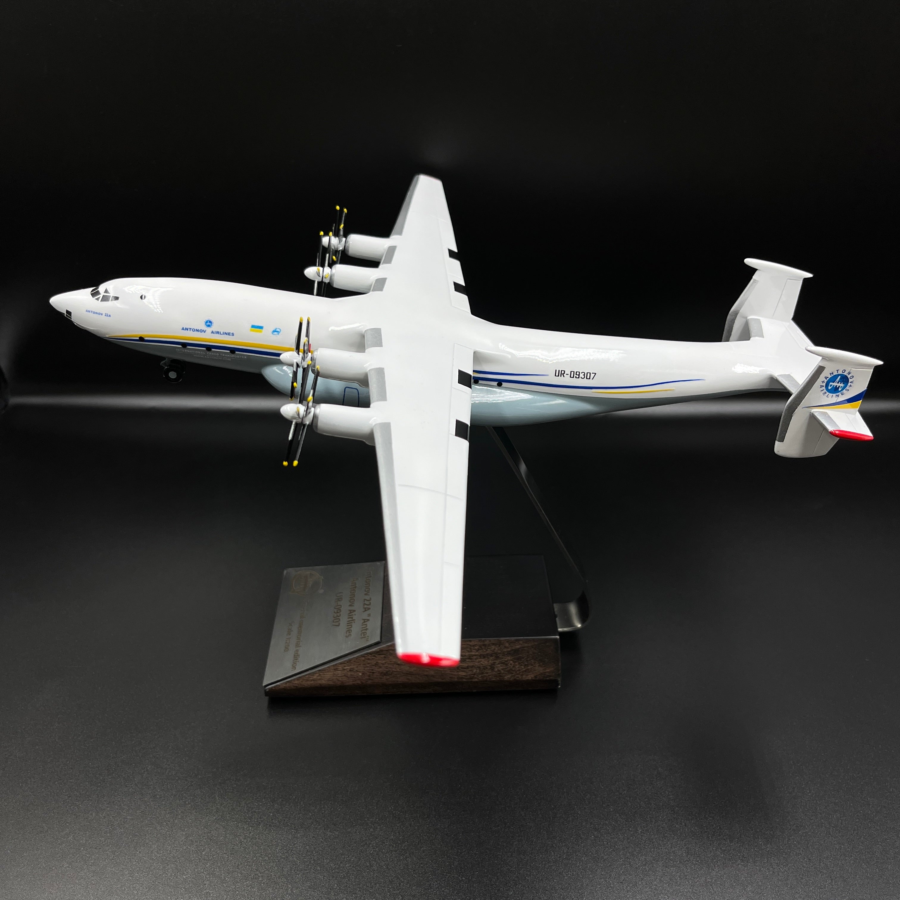 Antonov An-22 Antei COCK UR-09307 Antonov Airlines 1:200 Scale Model.