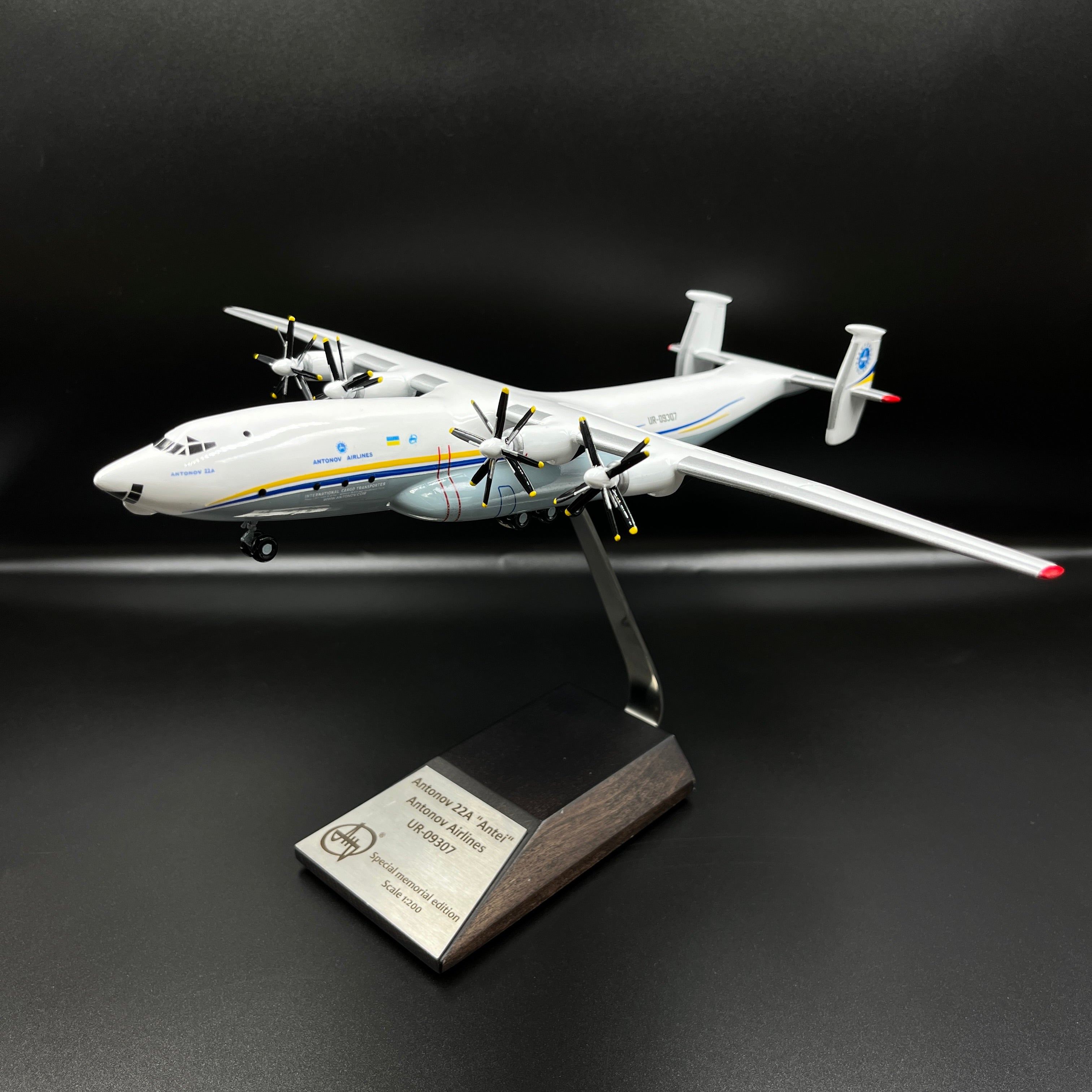 Antonov An-22 Antei COCK UR-09307 Antonov Airlines 1:200 Scale Model.