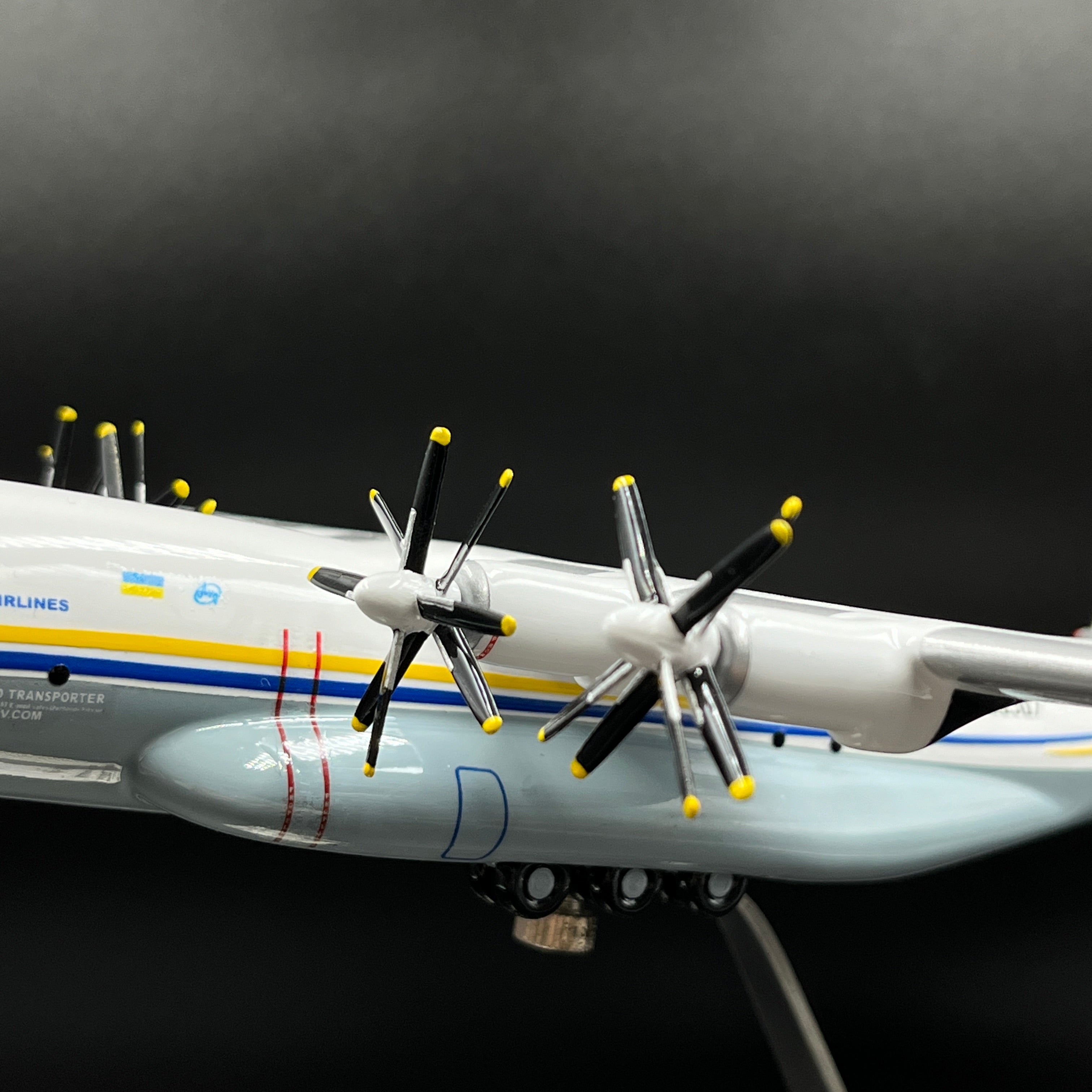 Antonov An-22 Antei COCK UR-09307 Antonov Airlines 1:200 Scale Model.