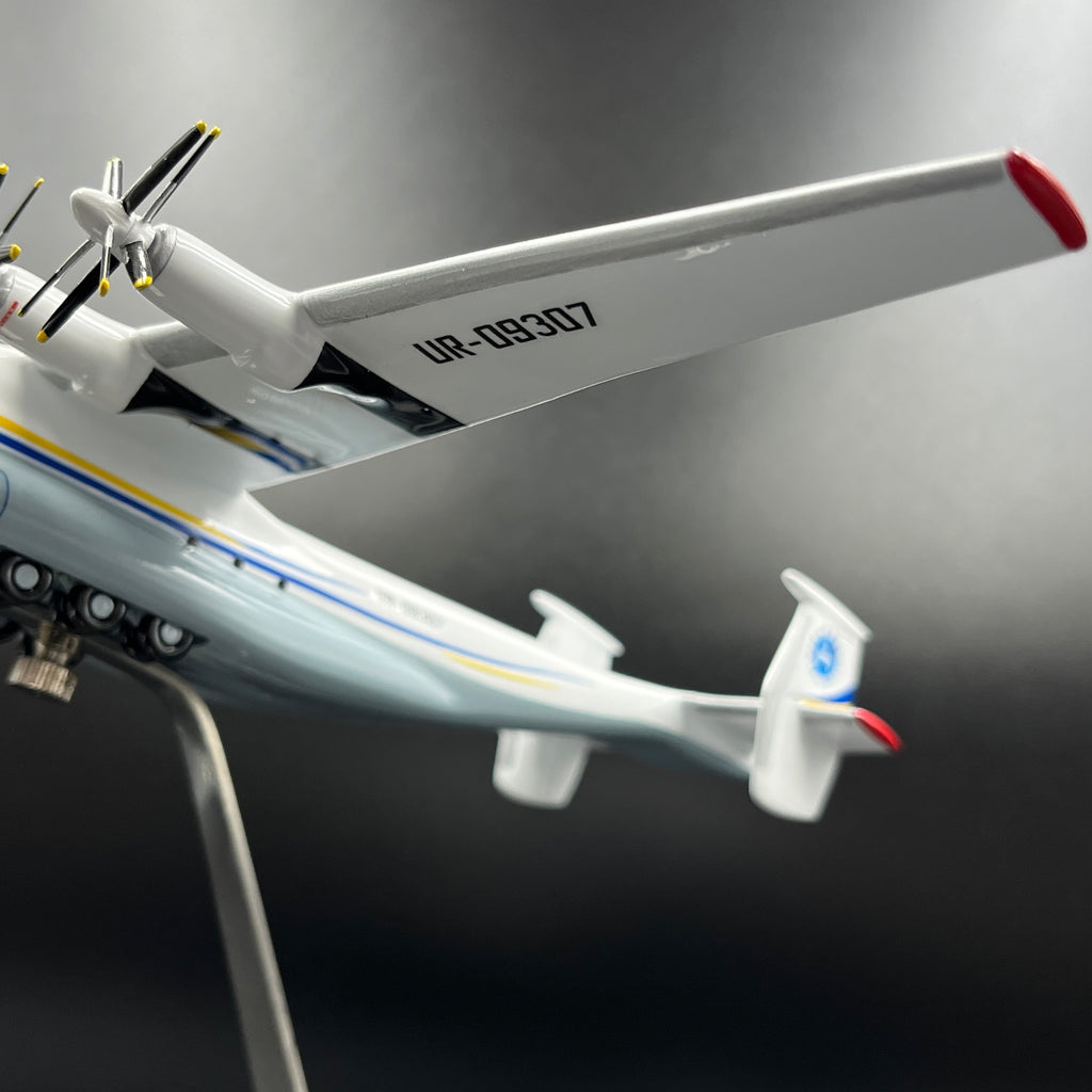 Antonov An-22 Antei COCK UR-09307 Antonov Airlines 1:200 Scale Model.