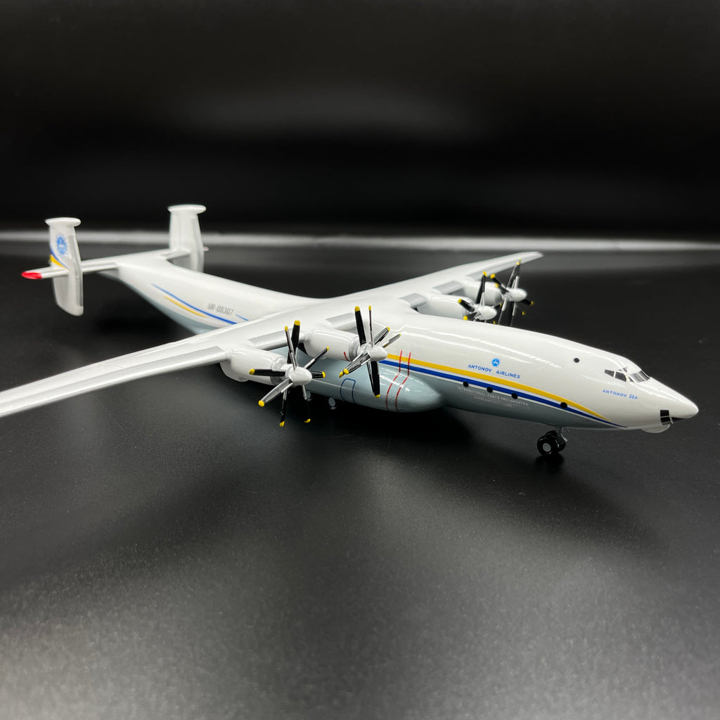 Antonov An-22 Antei COCK UR-09307 Antonov Airlines 1:200 Scale Model.