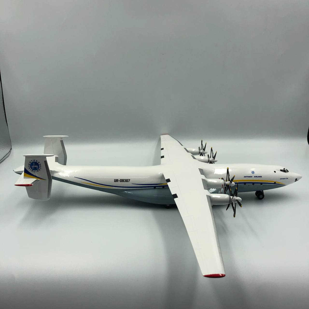Antonov An-22 Antei COCK UR-09307 Antonov Airlines 1:144 Scale Model.