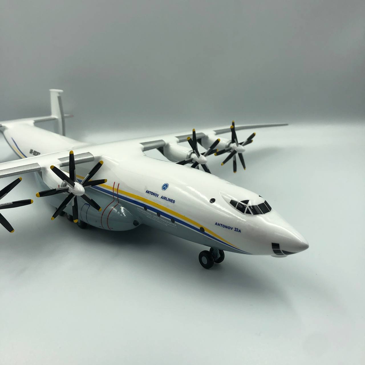 Antonov An-22 Antei COCK UR-09307 Antonov Airlines 1:144 Scale Model.