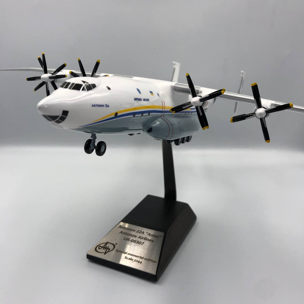 Antonov An-22 Antei COCK UR-09307 Antonov Airlines 1:144 Scale Model.