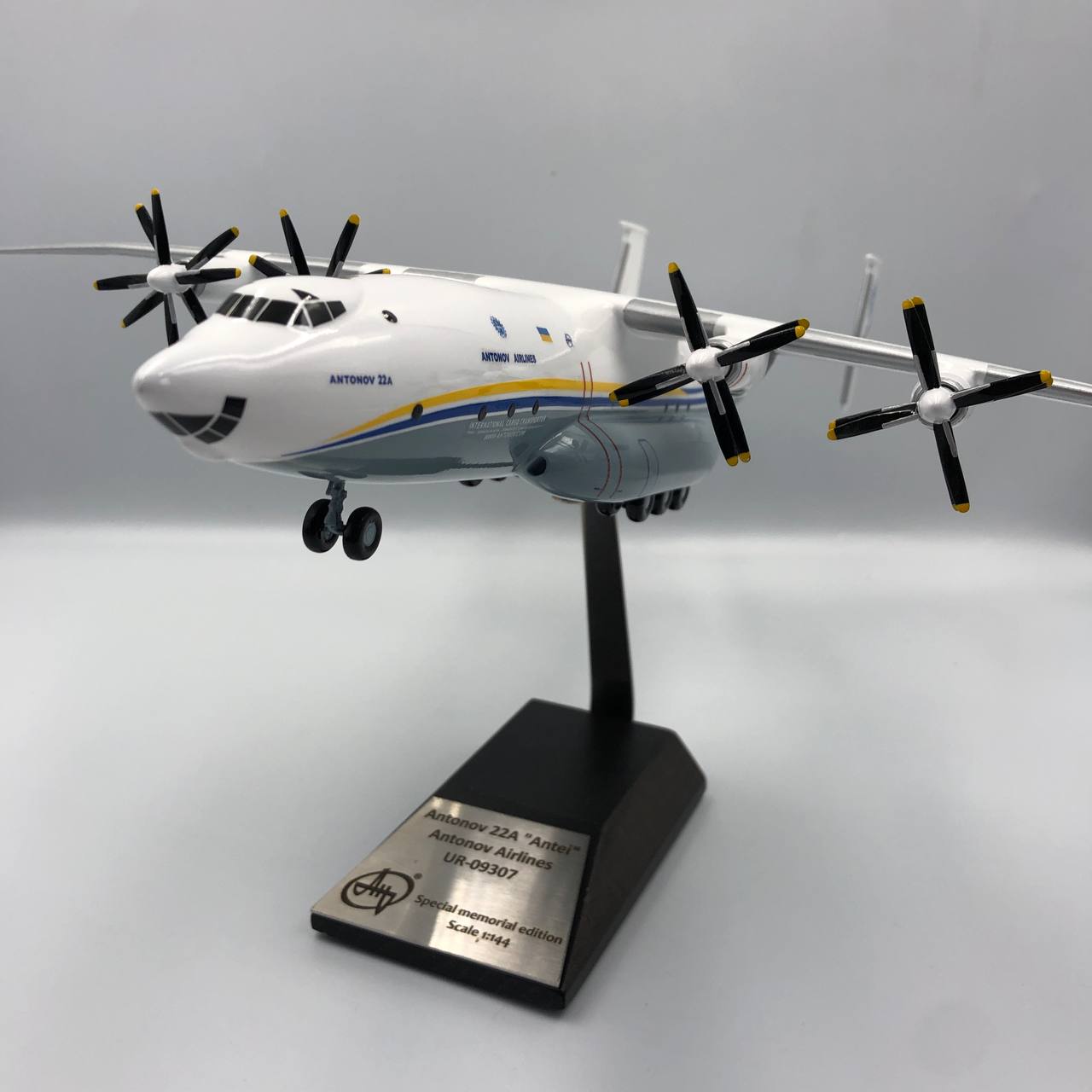 Antonov An-22 Antei COCK UR-09307 Antonov Airlines 1:144 Scale Model.