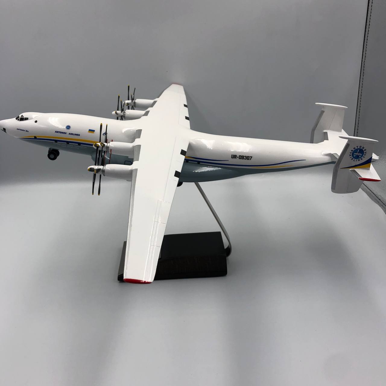 Antonov An-22 Antei COCK UR-09307 Antonov Airlines 1:144 Scale Model.