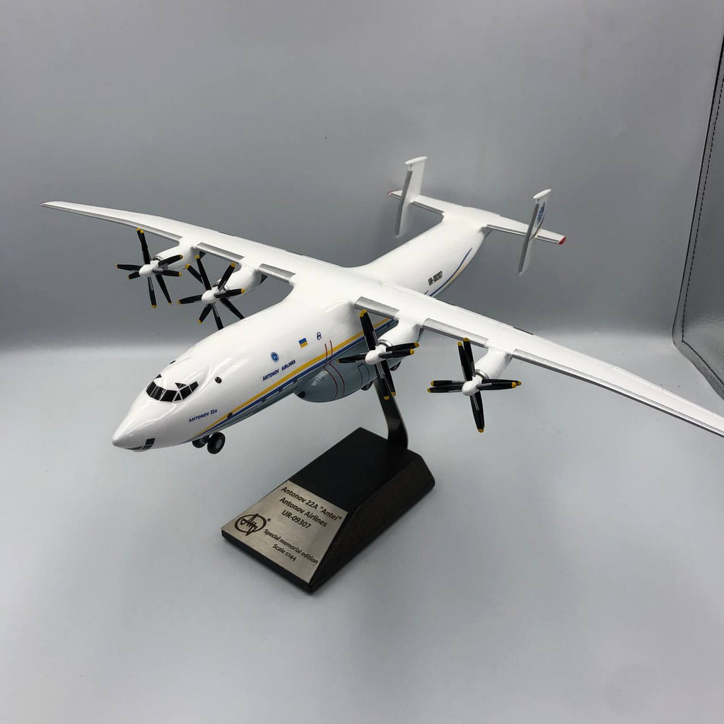 Antonov An-22 Antei COCK UR-09307 Antonov Airlines 1:144 Scale Model.
