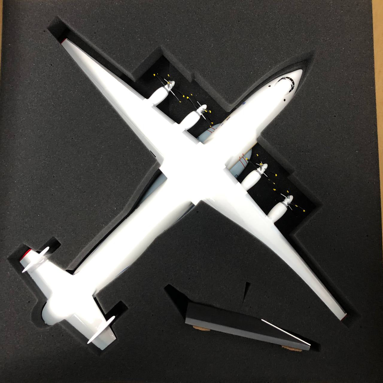 Antonov An-22 Antei COCK UR-09307 Antonov Airlines 1:144 Scale Model.