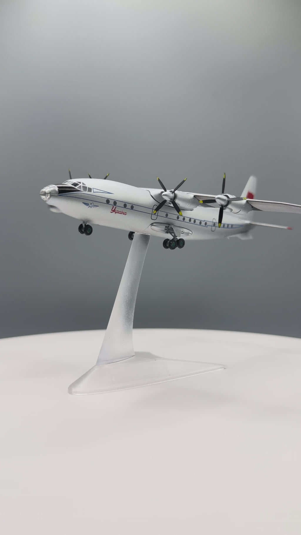 Antonov An-10 “Ukraina” Early Prototype — No Registration — NATO Cat — 1:200 Scale Model
