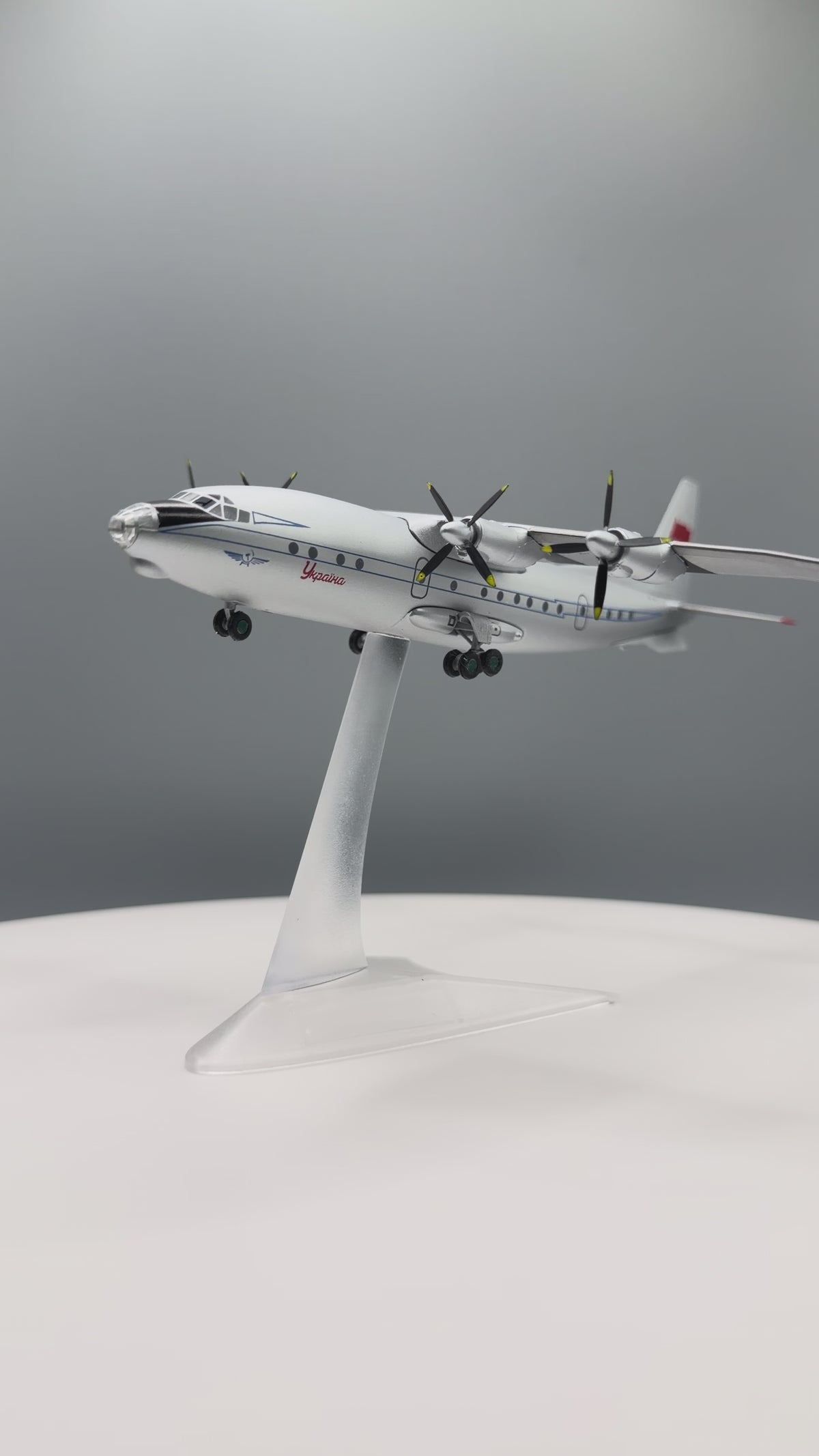 Antonov An-10 “Ukraina” Early Prototype — No Registration — NATO Cat — 1:200 Scale Model